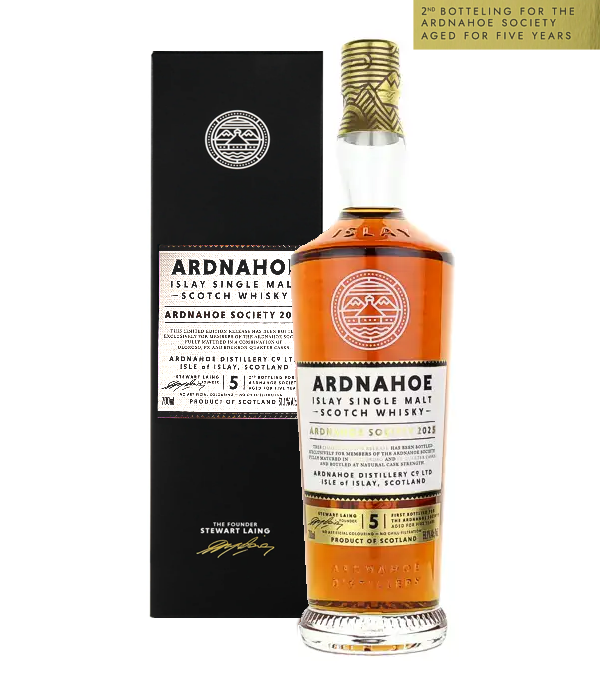 Ardnahoe 5 Years Old �Ardnahoe Society 2025� Single Malt Whisky, 70 cl, 59.1 % Vol., Schottland, Isle of Islay, The Ardnahoe Society 2025 Edition is the second exclusive limited release for Ardnahoe Society members.  <strong>What does Ardnahoe 5 Years Old �Ardnahoe Society� 2025 Single Malt Whisky taste like?</strong> On the nose, the whisky displays an intense aroma, where notes of dark cocoa mingle with sweet, juicy red fruits. A delicate marzipan sweetness adds a warm and inviting depth to the scent. On the palate, a balanced combination of salted caramel and nutty hints of roasted almonds unfolds, acc