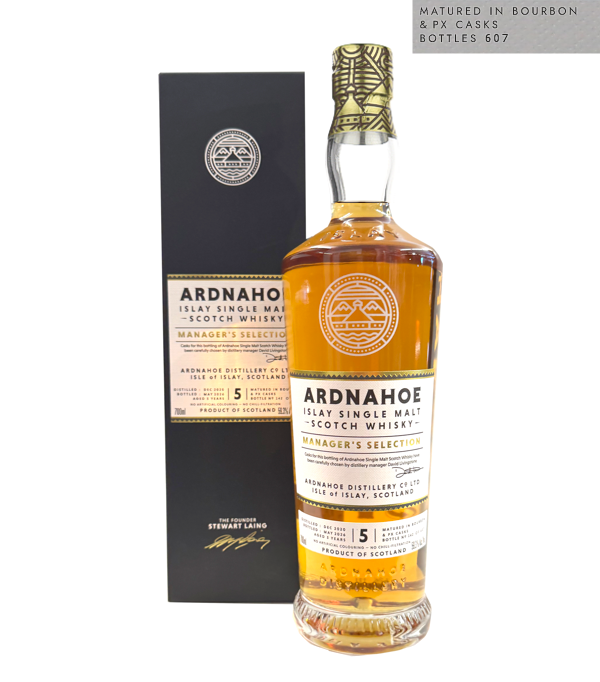 Ardnahoe 5 Years Old �Manager�s Selection - Second Release� 2020 / 2026, 70 cl, 59.3 % Vol. (Whisky), Schottland, Isle of Islay, Die Ardnahoe Manager Selection 2 ist eine streng limitierte Sonderabf�llung, die die Handschrift echter Leidenschaft tr�gt. Brennereileiter David Livingstone hat f�r dieses aussergew�hnliche Batch pers�nlich die Schatzkammer der Destillerie durchforstet und ein wahres Meisterwerk kreiert. Das Geheimnis dieser Edition liegt in einer harmonischen Verm�hlung von nur drei handverlesenen F�ssern: Zwei erstklassige Bourbonf�sser schenken dem Single Malt eine samtige Basis, w�hrend ein rares Pedro Xim�