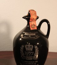 Tayside 12 Years Old THE QUEEN`S Silver Jubilee Black Ceramic Jug Edition 1977 43%vol, 75cl (Whisky)